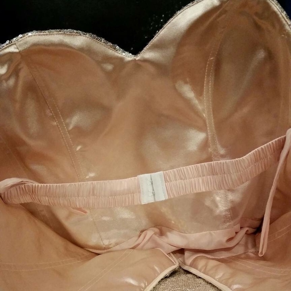 Gold dress - Picture 4 of 4